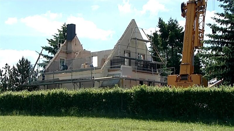 Thomas und Jacqueline haben in Sachsen ihr Traumhaus gefunden für sich und die kleinen Töchter Paula und Stella. Nicht nur die bevorzugte Lage, sondern auch das 800 m² große Grundstück weisen das Eigenheim als echtes Schnäppchen aus. – Bild: RTLZWEI