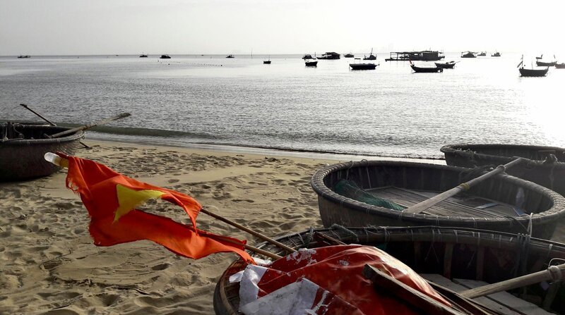 Thung-Chai, so werden die traditionellen Rundboote der Fischer genannt. – Bild: NDR/​Doclights GmbH/​Heike Grebe