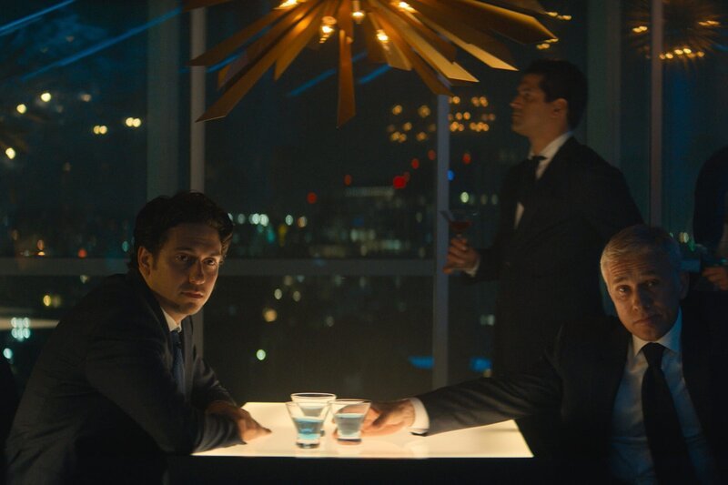 L-R: Craig (Nat Wolff) und Regus Patoff (Christoph Waltz) – Bild: Amazon Studios