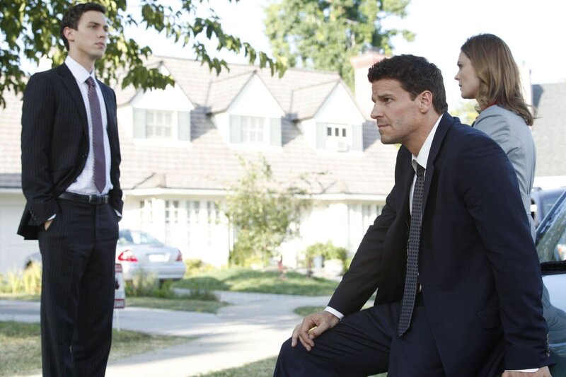 Der Psychologe Sweets (John Francis Daley, li.) warnt Brennan (Emily Deschanel) und Booth (David Boreanaz) vor der heilen Welt der Vorstadt-Siedlung. Denn nach und nach stellt sich raus, dass der Schein der Idylle trügt … – Bild: RTL /​ FOX