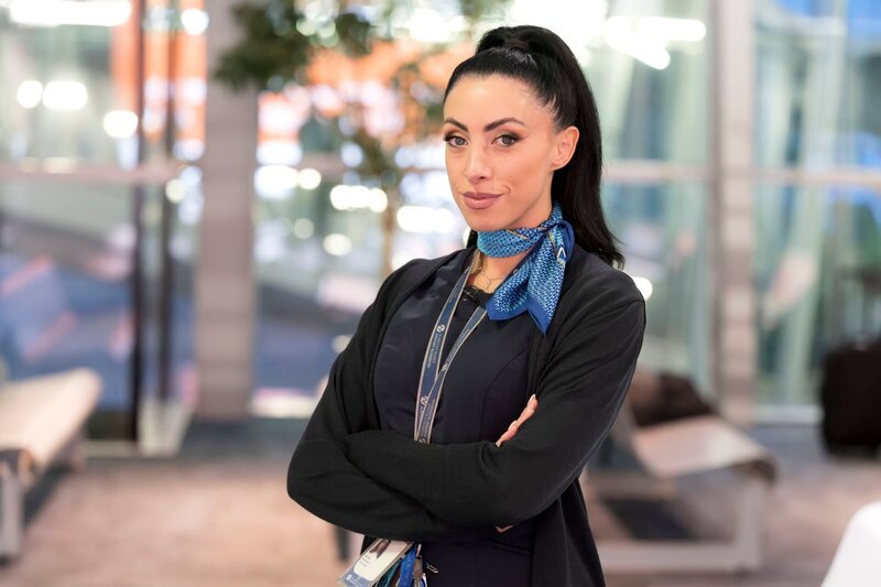 Mirella Baronetti (Check In und Boarding). – Bild: Ralf Wilschewski /​ BR, Film Five GmbH
