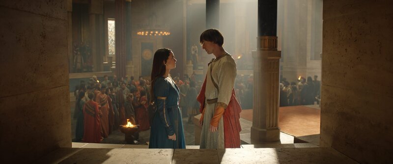 Ema Horvath (Eärien), Leon Wadham (Kemen) – Bild: Amazon Studios
