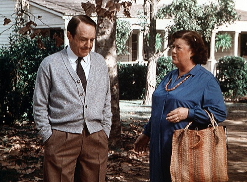 Stanley Perkins (William Schallert, l.), der frühere Verlobte von Miss Rose (Peggy Rea, r.), ist nach vielen Jahren überraschend wieder in Waltons Mountain aufgetaucht. – Bild: WARNER BROS. INTERNATIONAL TELEVISION