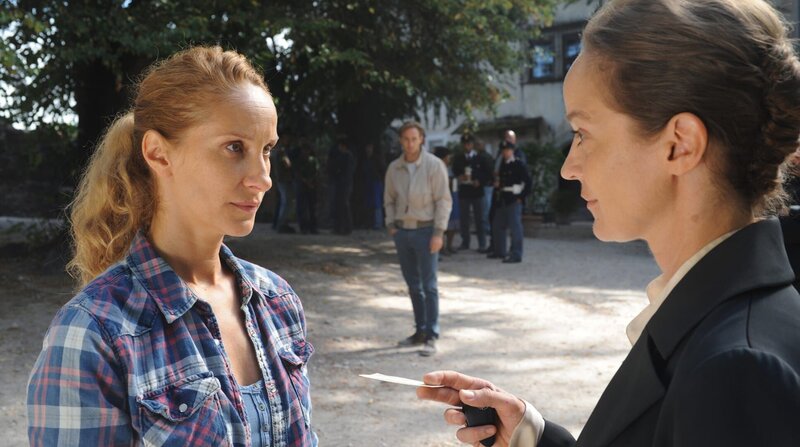 Kommissarin Sonja Schwarz (Chiara Schoras, links) ist nicht erfreut darüber, dass Carla Pisani (Jeanette Hain), eine Anti-Mafia-Ermittlerin aus Rom, unerwartet auftaucht. – Bild: ARD Degeto/​BR/​Hans-Joachim Pfeiffer