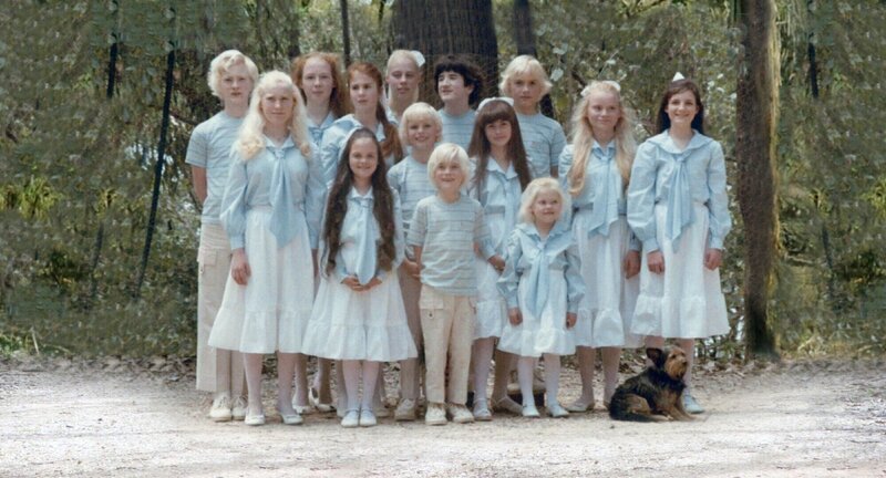 ‚Hamilton-Byrne‘-Kinder, 1980er +++ Die Verwendung des sendungsbezogenen Materials ist nur mit dem Hinweis und Verlinkung auf RTL+ gestattet. +++; ‚Hamilton-Byrne‘-Kinder, 1980er +++ Die Verwendung des sendungsbezogenen Materials ist nur mit dem Hinweis und Verlinkung auf RTL+ gestattet. +++ – Bild: RTL ‚Hamilton-Byrne‘-Kinder, 1980er +++ Die Verwendung des sendungsbezogenen Materials ist nur mit dem Hinweis und Verlinkung auf RTL+ gestattet. +++; ‚Hamilton-Byrne‘-Kinder, 1980er +++ Die Verwendung des sendungsbezogenen Materials ist nur mit dem Hinweis und Verlinkung auf RTL+ gestattet. +++ – Bild: RTL