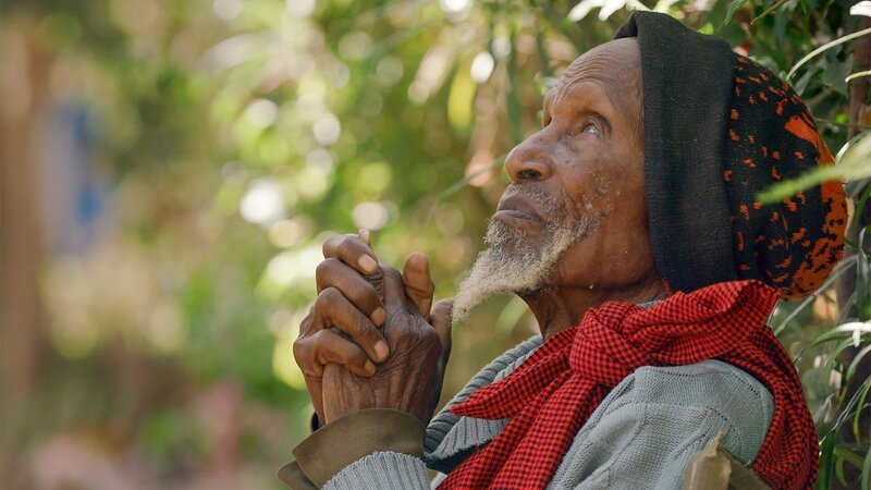 Emmanuel Kaaya hofft, dass es gelingen wird, die Gebeine von Lobulu Kaaya zu seinen Lebzeiten nach Hause zu bringen. – Bild: ZDF und Marcus Winterbauer