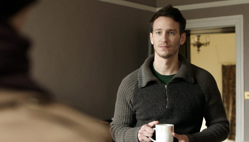 Rosanna bittet ihren Bruder Cedric um Hilfe. – Bild: ARD Degeto/​UFA Fiction/​Wolfgang Aichholzer