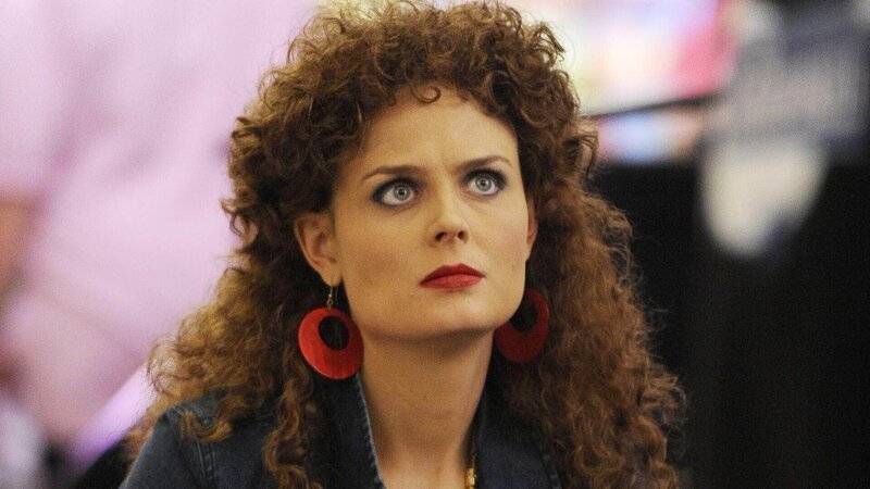 Brennan (Emily Deschanel) hat sich in das Bowlingteam eingeschleust. – Bild: RTL /​ FOX