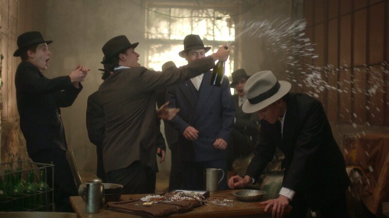 Während die Berlin-Blockade 1948/​49 West-Berlin in Atem hält, gelingt der Gladow-Bande ein krimineller Coup nach dem anderen. – Bild: ZDF