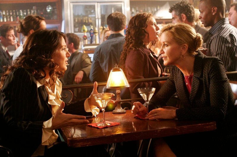 Lynette (Felicity Huffman, r.) hat endlich den Schlüssel gefunden, wie sie sich die „Verspannungen“ ihrer Chefin Nina (Joely Fisher, l.) lösen lassen: Sie braucht dringend einen Mann! – Bild: 2005 Touchstone Television  All Rights Reserved Lizenzbild frei