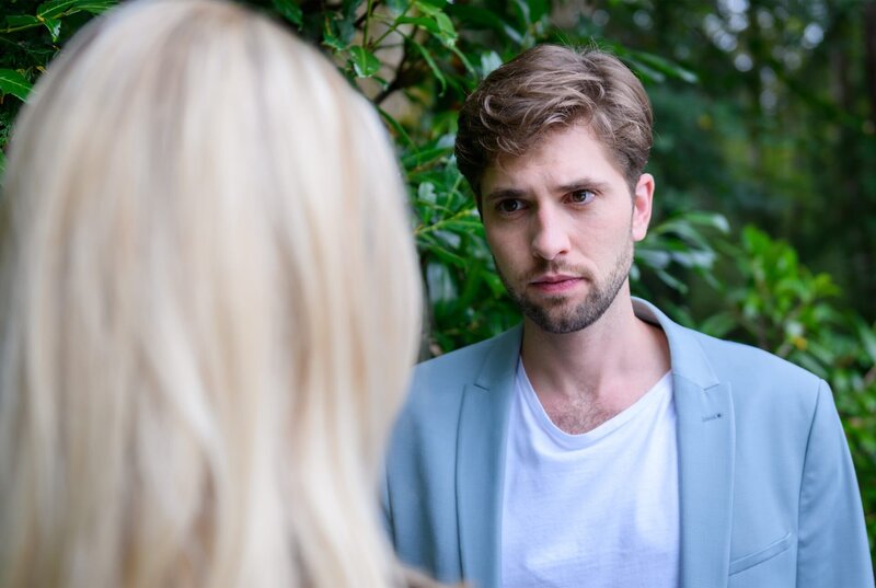 Henry (Elias Reichert, r.) hat ein mächtig schlechtes Gewissen in Bezug auf Larissa (Vivien Wulf, l.). – Bild: ARD/​WDR/​Christof Arnold