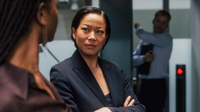 Sohyun (Kotti Yun, re.) überredet Karla (Melodie Simina, li.) mit ihr auszugehen. – Bild: ARD Degeto/​Jünglinge Film/​Studio /​ ARD Degeto/​Programmplanung und P