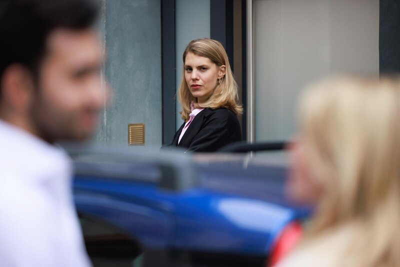 Stella (Bettine Langehein, M.) realisiert perplex, dass Baris (Metehan Demiröz) offenbar Interesse an Patrizia (Miriam Lahnstein) hat. – Bild: RTL /​ Sebastian Meyer