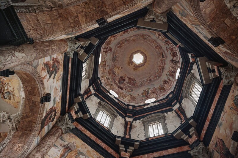 Wandmalerei an der Decke der Kirche der Heimsuchung im Pazaislis-Kloster, dem prächtigsten Beispiel italienischer Barockarchitektur in Litauen. – Bild: ZDF und Lukas Salna