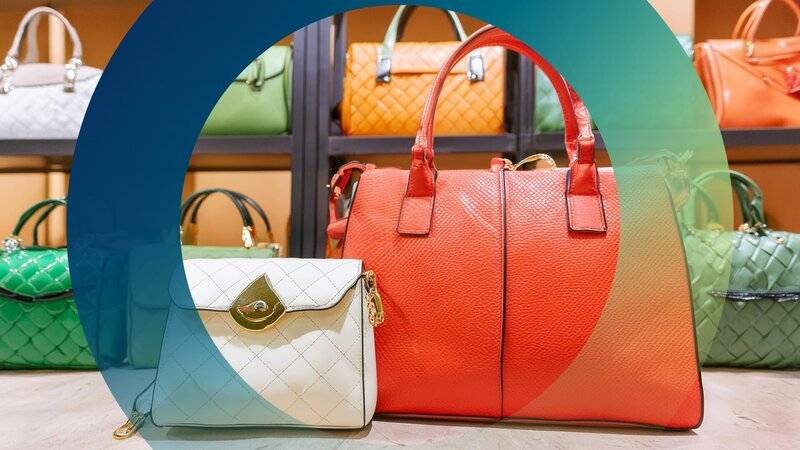 Durch Corona ist der Markt der Luxusgüter, im Speziellen für Handtaschen zurückgegangen. Die Nachfrage sank, Preise stiegen. Nach Corona verstärkt sich die globale Nachfrage, der Handtaschenmarkt boomt. – Bild: ZDF und David Meinl /​ ZDF.