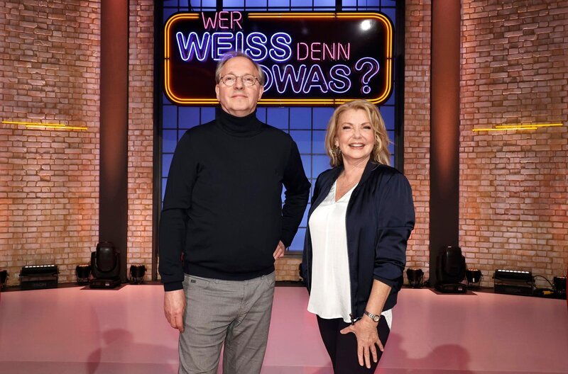 Als Kandidat:innen zu Gast bei „Wer weiß denn sowas?“: Der Schauspieler und Sänger Olli Dittrich (l.) und die Sängerin und Dozentin Jane Comerford (r.). – Bild: ARD/​Morris Mac Matzen