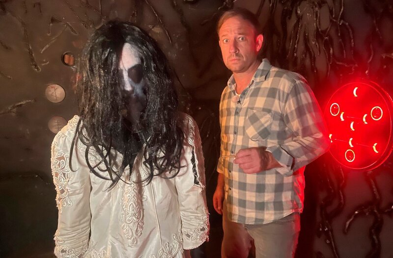 Tobi Kämmerer im Horror Escape Room von Secret Escapes in Frankfurt. Im Bild: „Die Braut“. – Bild: HR
