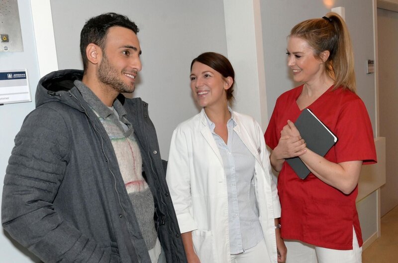 Nihat (Timur Ülker) und Jessica (Nina Ensmann, r.) freuen sich über Lillys (Iris Mareike Steen) Beförderung. – Bild: RTL /​ Rolf Baumgartner