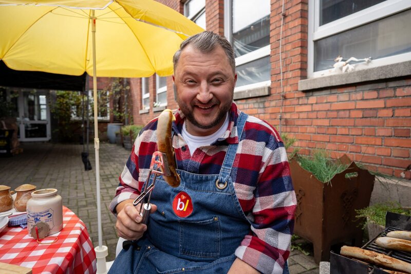Sebastian Lege deckt die Tricks der Lebensmittelindustrie auf. Er zeigt, wie Leberkäse, Multivitamingetränke oder Senf günstig hergestellt werden. – Bild: ZDF und Konstantin Kieselbach