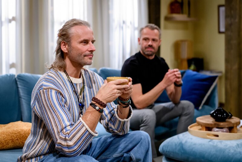 Erik (Sven Waasner, r.) glaubt an den Zauber von Michaels (Erich Altenkopf, l.) Ritual. – Bild: ARD/​WDR/​Christof Arnold