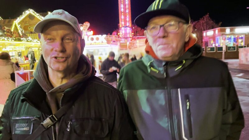 Michael und Lothar (re.) auf dem Rostocker Weihnachtsmarkt – Bild: RTLZWEI