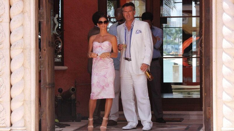 Fiona (Gabrielle Anwar) und Sam (Bruce Campbell) schmieden einen Plan, wie sie einen Mann, welcher Versicherungsbetrug im großen Stil betreibt, überführen können. – Bild: RTL /​ USA Network