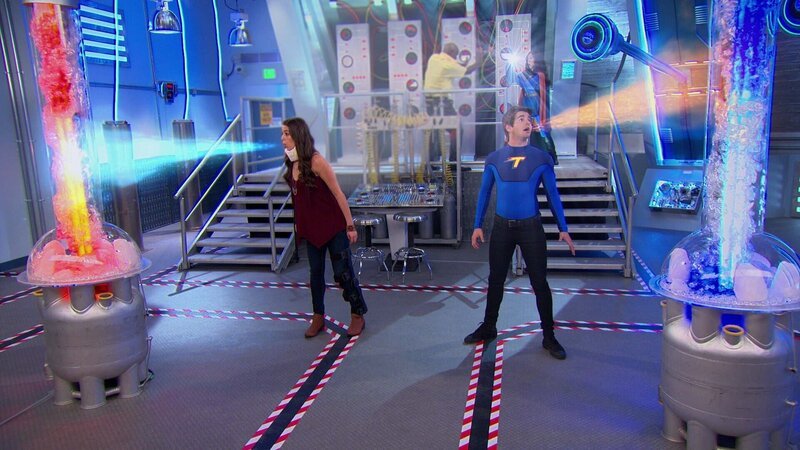 Vorne, l-r: Phoebe Thunderman (Kira Kosarin), Max Thunderman (Jack Griffo) – Bild: ViacomCBS