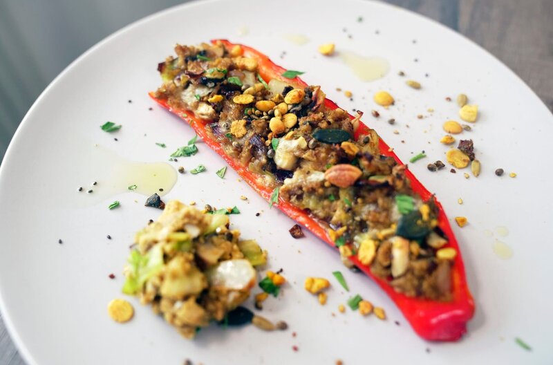 Maries orientalisch gefüllte Paprika mit Couscous und Feta. – Bild: HR