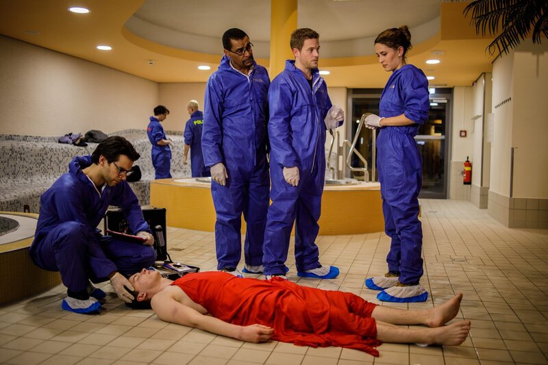 Die SOKOs am Tatort: Dr. Weissenböck (Florian Odendahl, l.), Franz Ainfachnur (Christofer v. Beau, 2.v.l.), Dominik Morgenstern (Joscha Kiefer, 2.v.r.) und Toni Bischoff (Amanda da Gloria, r.) – Bild: ZDF und MARKUS SAPPER