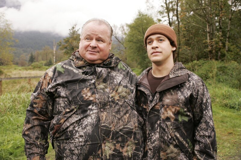 Gehen gemeinsam auf die traditionelle O’Malley-Truthahn-Jagd: George (T.R. Knight, r.), sein Vater (George Dzundza, l.) … – Bild: 2005 ABC, Inc. All rights reserved. NO ARCHIVE. NO RESALE. /​ Craig Sjodin Lizenzbild frei
