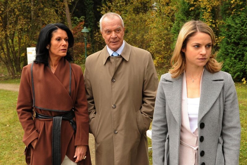 (v.l.n.r.) Doris (Simone Ritscher); Werner (Dirk Galuba); Marlene (Lucy Scherer) – Bild: ARD /​ Ann Paur Lizenzbild frei