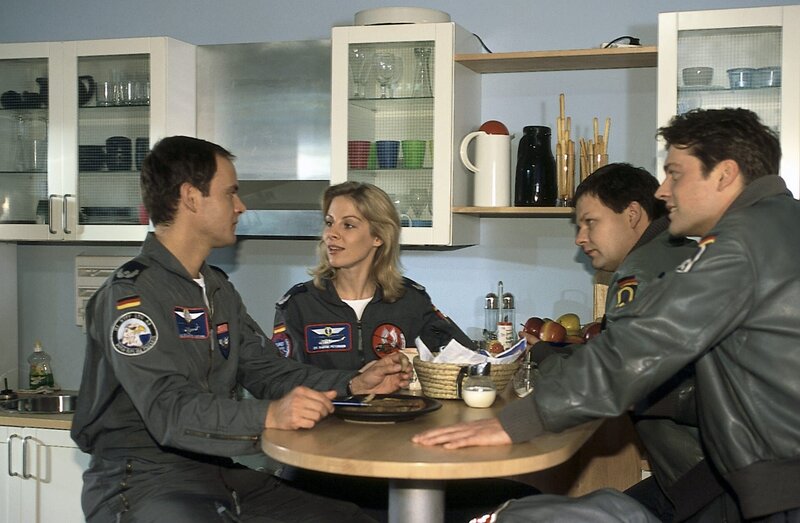 Alex (Matthias Leja, l.), Thomas (Ulrich Bähnk, 2.v.r.) und Wollcke (Oliver Hörner, r.), haben die unterschiedlichsten Gefühle für Dr. Sabine Petersen (Marlene Marlow, 2.v.l.). Alex ist ihr fast feindlich gesonnen, da Sabine sein Heiligtum, den Hubschrauber, unerlaubt inspiziert hat. – Bild: ZDF und Boris Laewen