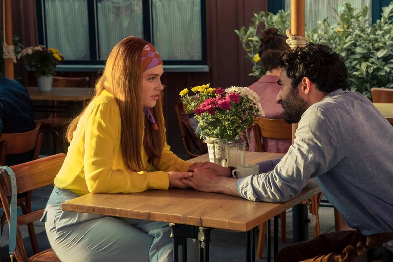 Eidin Jalali als Graham Sutton und Sonja Weißer als Lydia Beaufort – Bild: Prime Video /​ Gordon Muehle