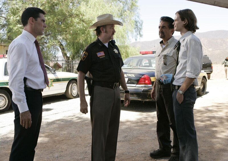Goehrings Helfer Frost, ein Homosexueller, der in Goehring verliebt ist, nimmt dessen Identität an und entführt ebenfalls eine Frau, mit der er sich auf einen Berg zurückzieht. Reid (Matthew Gray Gubler, r.), Sheriff Williams (Jim Beaver, 2.v.r.), Hotch (Thomas Gibson, r.) und Rossi (Joe Mantegna, 2.v.r.) machen sich auf die Suche nach ihm … – Bild: 2007 ABC Studios. All rights reserved. NO ARCHIVE. NO RESALE. /​ Cliff Lipson