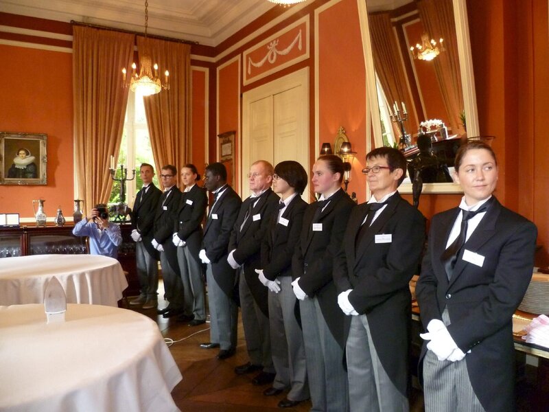 Eric (ganz links) in der Butlerakademie – Bild: ZDF und Karola Körber