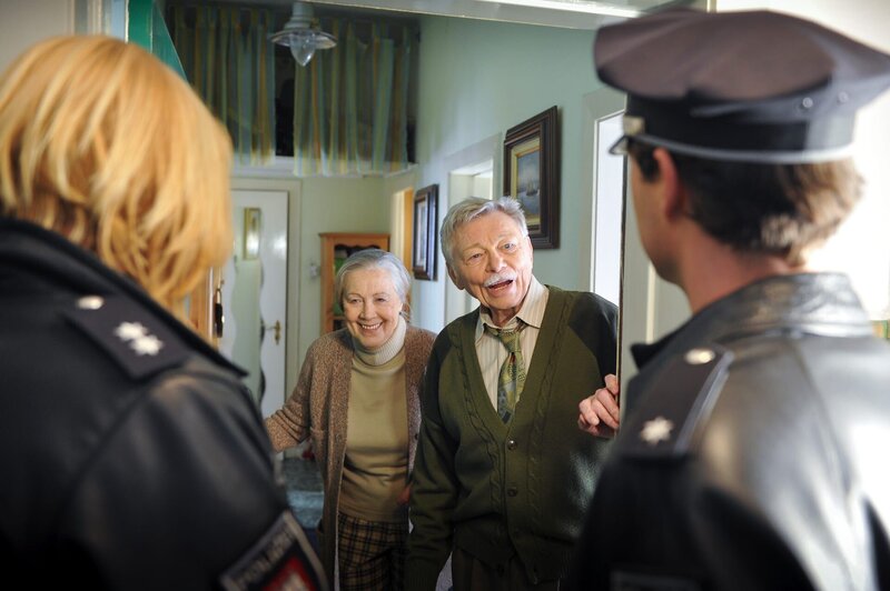 Melanie (Sanna Englund, l.) und Mattes (Matthias Schloo, r.) auf der Suche nach Augenzeugen. Käthe (Kyra Mladeck, 2.v.l.) und Dieter Krieger (Uwe Friedrichsen, 2.v.r.) haben den Überfall im Museum beobachtet. – Bild: ZDF und Boris Laewen