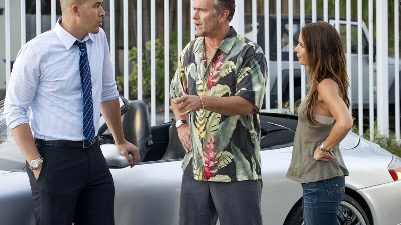 Ein alter Freund benötigt die Hilfe von (v.l.) Jesse (Coby Bell), Sam (Bruce Campbell) und Fiona (Gabrielle Anwar). Dessen Server samt Daten der Pensionskonten vieler Lehrer wurde gestohlen. – Bild: RTL /​ USA Network