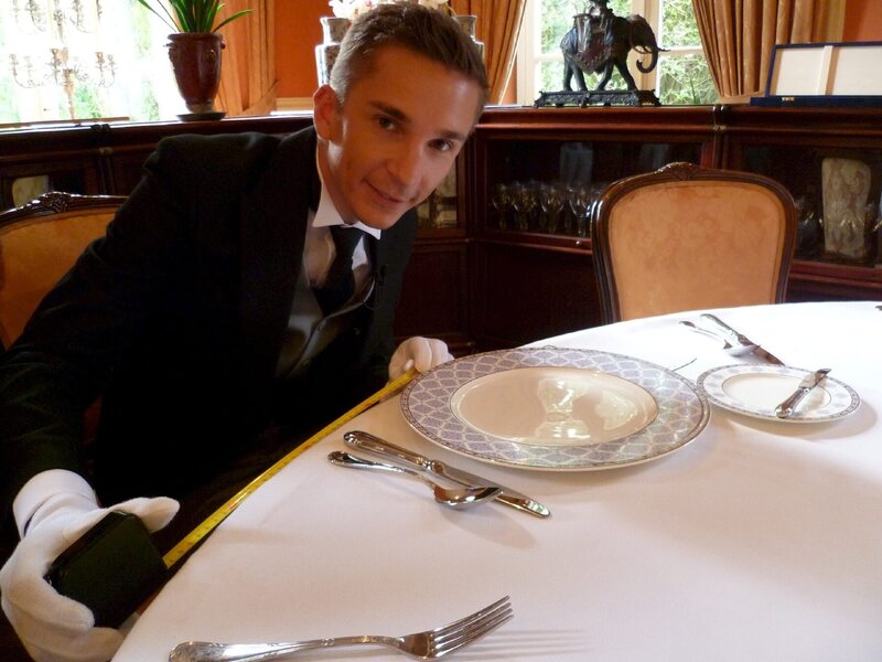 Eric in der Butlerakademie – Bild: ZDF und Karola Körber