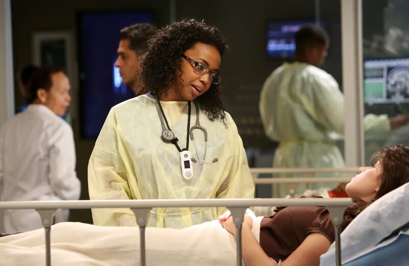 Während der Spendengala soll die Notaufnahme von allen Assistenzärzten geleitet werden, darunter auch Stephanie (Jerrika Hinton) … – Bild: American Broadcasting Companies, Inc.