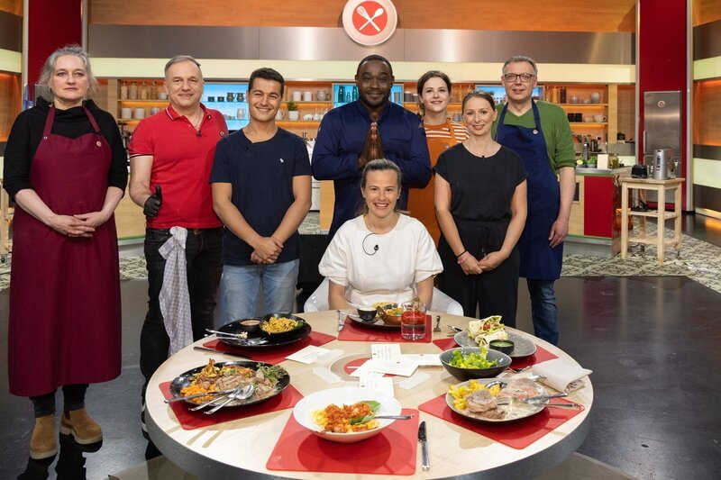 Von links. Andrea Absolon, Kurt Daibenzeiher, Gil Leon Füllbeck, Jurorin Milena Broger, Moderator Nelson Müller, Paula Kreidelmeyer, Janine Hübel und Sascha Eckart – Bild: ZDF und Norman Kalle