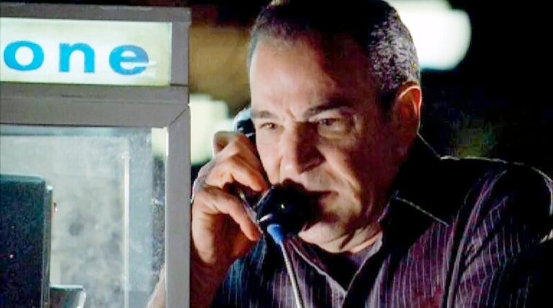 Special Agent Gideon (Mandy Patinkin) wird von der Polizei fälschlicherweise als Mörder gesucht und muß sich verstecken … – Bild: Touchstone Television
