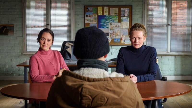 Die Kommissarinnen Paula Moorkamp (Stella Hinrichs, r.) und Karoline Joost (Nike Fuhrmann, l.) fühlen dem jugendlichen Ralf Roller (Lennart Herrmann, M.) auf den Zahn. – Bild: ZDF und ZDF /​ Meyerbroeker