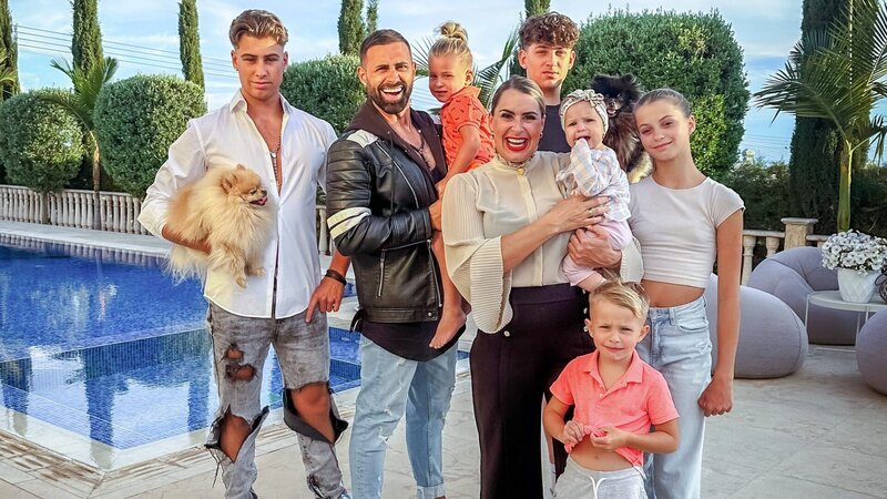 Andrew und Virginia mit ihren Kindern: Daymian Jasper, Lyland-Sawyer, Maddox Brooklyn-Sky, Ayvabelle-Hope, Aspyn Keywest und Peaches-Malou. – Bild: RTLZWEI – Filmpool