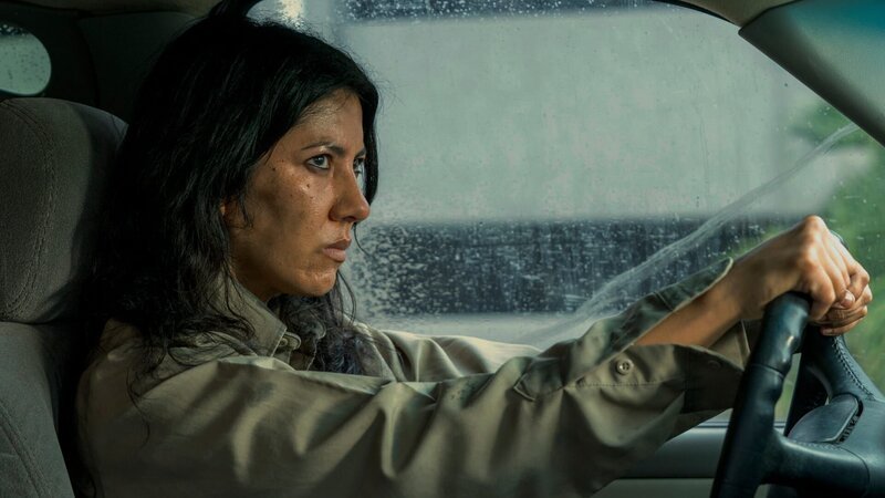 Quiet (Stephanie Beatriz) flieht in einem gestohlenen Polizeifahrzeug und hinterlässt dabei eine Spur aus Chaos und Zerstörung. – Bild: ZDF und Skip Bolen