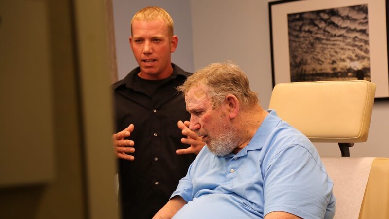 Louis and his son discuss his leg problems with Dr. Lee. – Bild: Discovery, Inc.