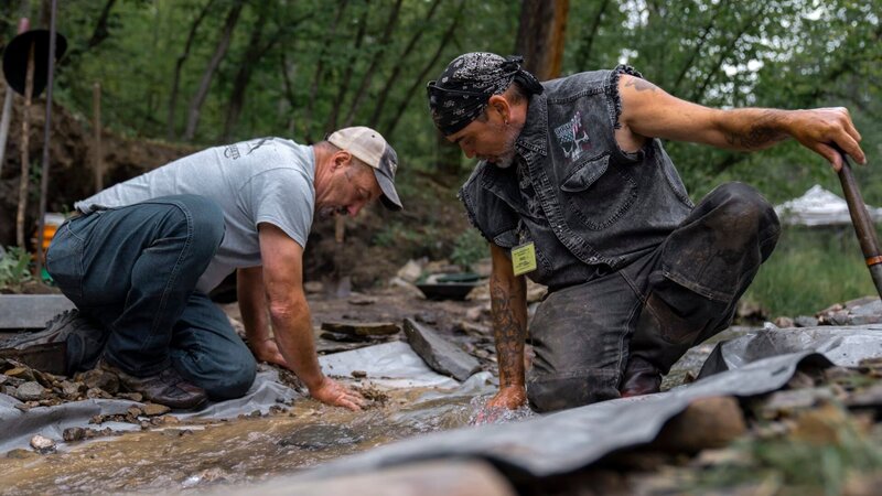 L-R: Dave Turin and pirate Mike Penwell hunt for gold in South Dakota. – Bild: Warner Bros. Discovery, Inc.