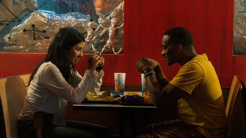 John (Anthony Mackie) und Quiet (Stephanie Beatriz) sitzen in einem Diner fest – ein Zwischenstopp, bei dem sie beginnen, einander wirklich zu sehen. – Bild: Skip Bolen /​ ZDF und Skip Bolen