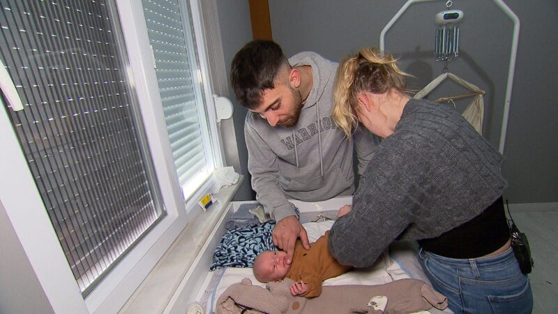 Loredana und Servet sind auf ihren Sohn Aurelio fokussiert. Doch das Thema U-Untersuchungen bringt ein altes Problem auf: Servet kann ohne Visum nicht mit nach Deutschland. – Bild: RTLZWEI