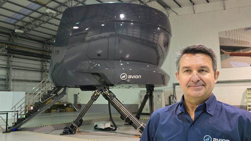 Alle sechs Monate absolvieren Piloten ein Flugtraining für Störungs- und Notfallsituationen, einschließlich schwerer Turbulenzen. – Bild: WeltN24 GmbH/​Silverlining Rights Limited