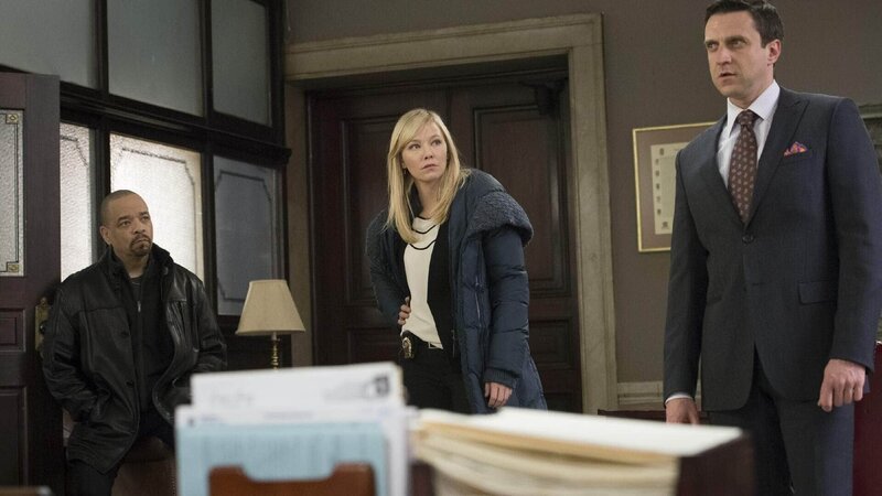 Die Detectives (v.l.) Tutuola (Ice-T), Amanda Rollins (Kelli Giddish) und A.D.A Rafael Barba (Raúl Esparza) ermitteln an einer Universität: Drei Jungs einer Studentenverbindung sind der Vergewaltigung angeklagt. Doch die Uni weist zunächst alle Vorwürfe zurück. – Bild: RTL /​ NBC Universal
